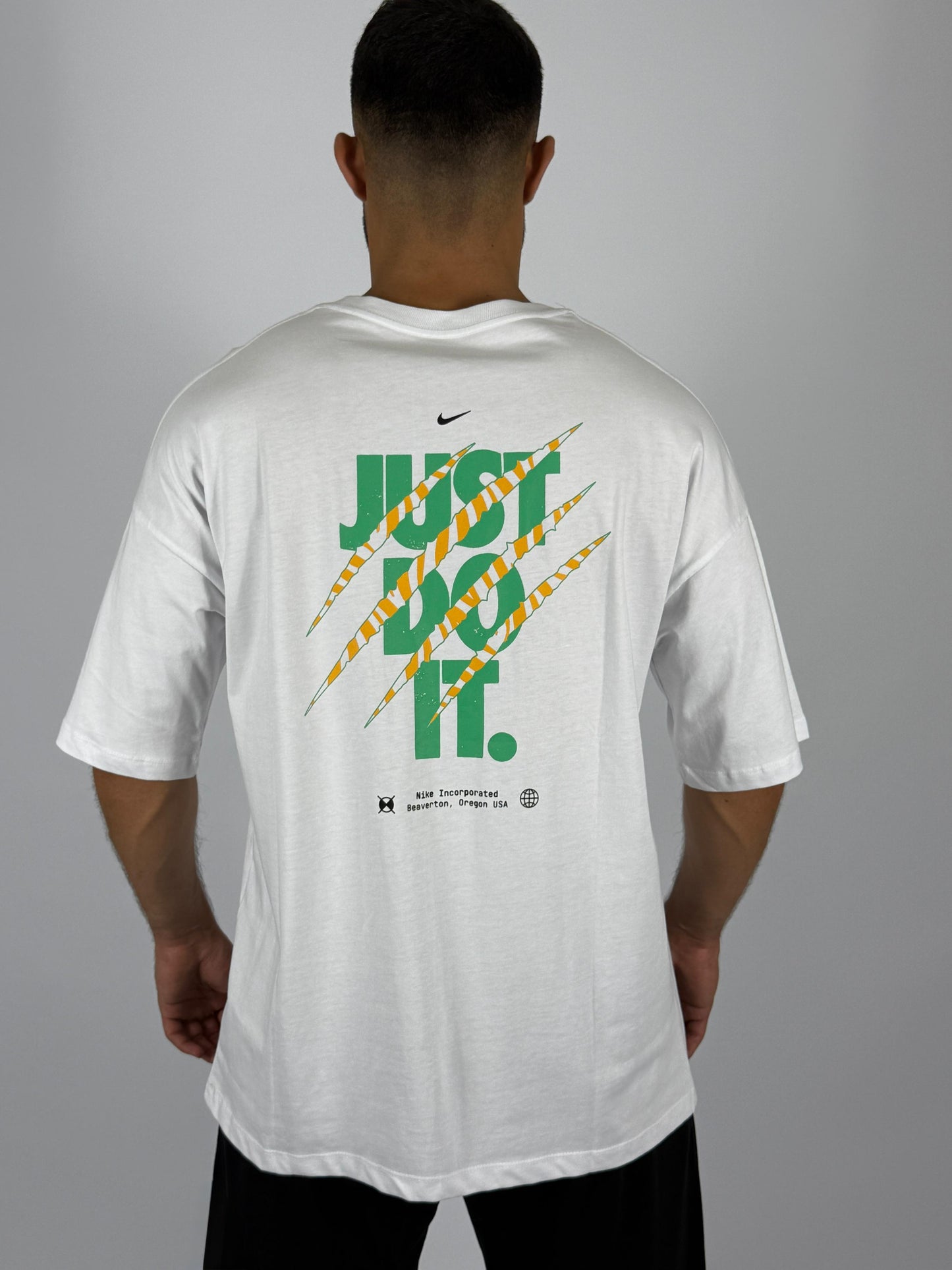 Men's Nike "Just Do It." Claw Mark Graphic T-Shirt - White Oversized Action Tee